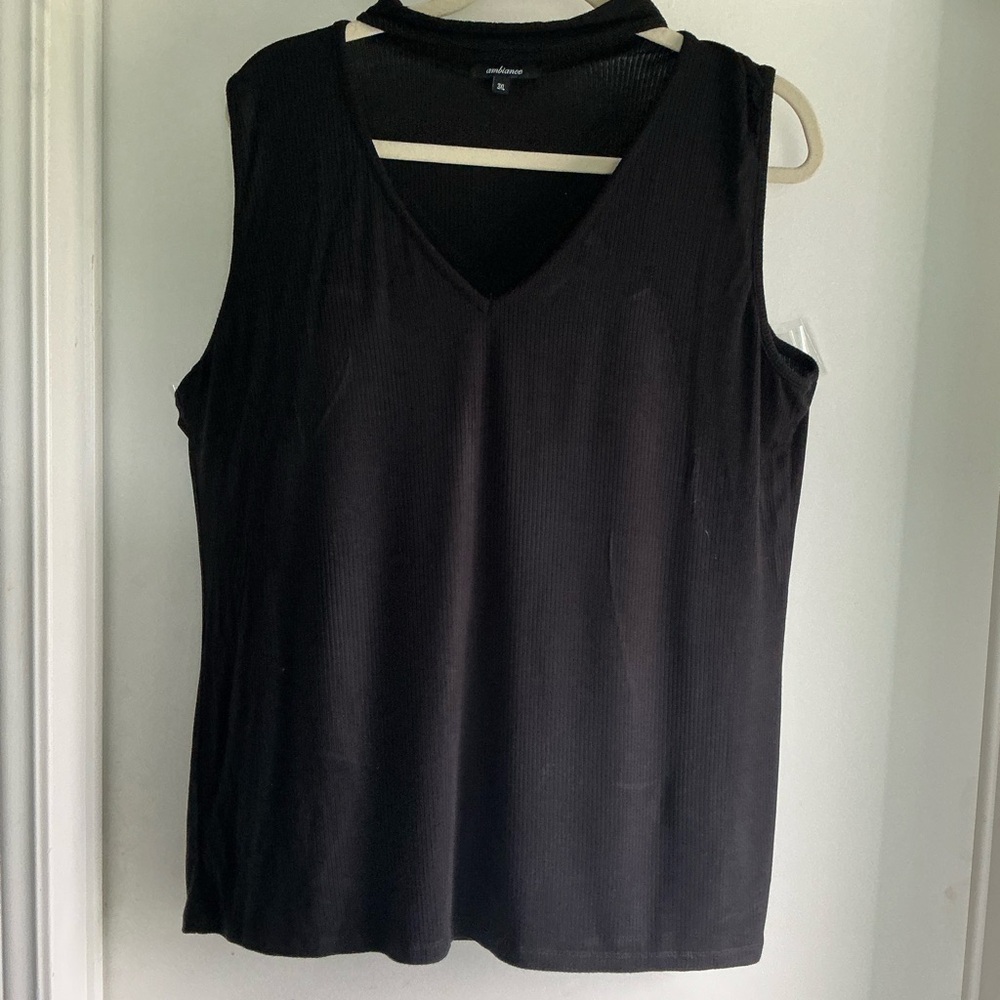 NWOT black ribbed top with fabric around neck. Sz 3Xl